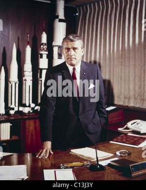 Wernher von Braun (1912-1977), dans son bureau, le 5 mai 1964. ©NASA/avec la permission de la Collection d'Everett Banque D'Images
