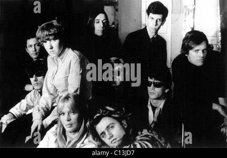 Le VELVET UNDERGROUND, Andy Warhol (centre) avec le Velvet Underground, Nico (en bas à gauche), Paul Morrisey (extrême droite) et Gerard Melanga (en bas à droite), ch. 1966 Banque D'Images