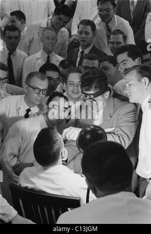 Tous les hommes de la classe d'étudiants en médecine qui reçoivent l'enseignement clinique à la George Washington University Medical School, en avril 1958. Banque D'Images