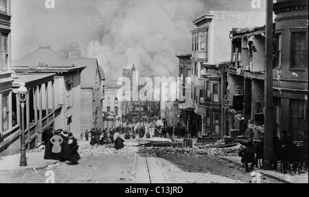 Après LE TREMBLEMENT DE TERRE DE SAN FRANCISCO. Des observateurs dans des chaises au milieu des débris sur la ville de Sacramento Streetwatch brûler. Les incendies, beaucoup causé par la rupture des conduites de gaz, a duré 3 jours et ont été plus destructeurs que le séisme et ses répliques. Photo par Arnold Genthe. Banque D'Images