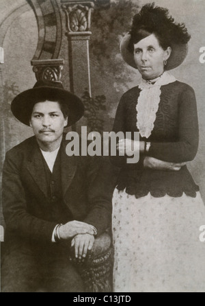 Belle Starr (1848-1889) avec son amant menottés, Bleu canard, après son arrestation pour le meurtre d'un fermier. Il était l'un des amateurs de hors-la-loi de 1887 elle a pris jusqu'à son assassinat en 1889 par un inconnu. Gene Tierney a joué dans le film de 1941, BELLE STARR. Banque D'Images