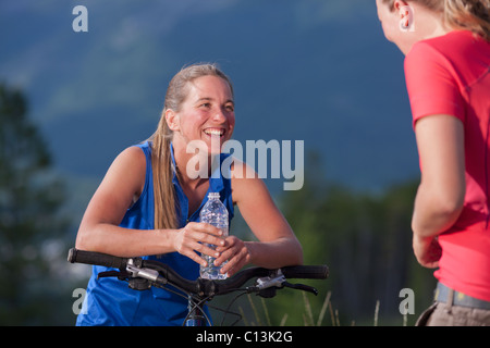 Le Canada, la Colombie-Britannique, Fernie, deux femmes sur vélo Banque D'Images