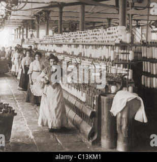 Les femmes et les filles qui travaillent dans la salle d'attente d'une filature de coton à Malaga, Espagne. 1898. Banque D'Images