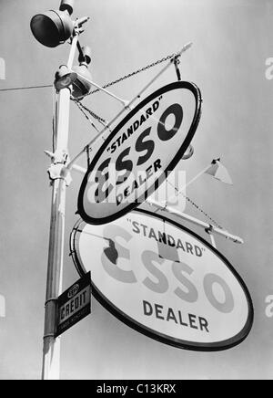 L'essence ESSO distributeur inscrivez-sur Chestnut Street à Philadelphie en 1939. Banque D'Images