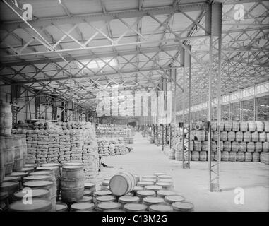 Des centaines de barils et sacs dans le New York Central Railroad freight cabanes, Buffalo, New York. Ca. 1900. Banque D'Images