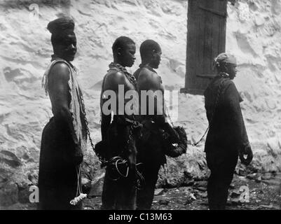 Gang de la chaîne des forçats à Monrovia au Libéria. Ca. 1895. Banque D'Images