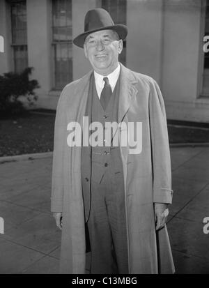 Walter Chrysler 1875-1940 magnat de l'automobile de quitter la Maison Blanche après une rencontre avec le président Roosevelt. Le 8 octobre 1937. LC-DIG-hec-23465 Banque D'Images