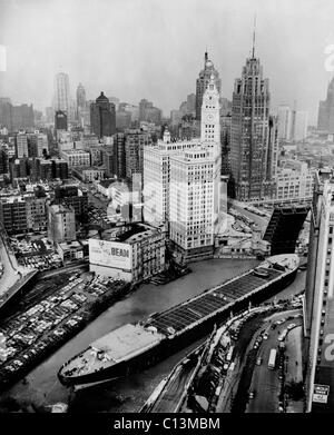 Vue aérienne de l'ANGE MARINE cargo le plus grand navire de voyager le fleuve Mississippi et à l'Illinois Waterway comme il arrondit un coude de la rivière Chicago Chicago Illinois. 1953. LC-USZ62-119799 Banque D'Images