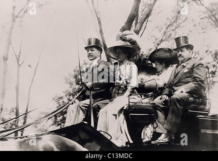 Charles Harris Fahnestock 1835-1914 un riche banquier tient les rênes de sa calèche dans la ville de New York. 'Coaching' était à la mode parmi les sophisticates Anglophile au tournant du siècle. Ca. 1900. LC-USZ62-105024 Banque D'Images