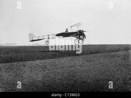 Louis Blériot 1872-1936 en vol au-dessus d'un champ, le 5 mai 1909 probablement au cours de la pratique s'exécute pour son 25 juillet 1909 37 minutes premier vol historique à travers la Manche depuis les baraques près de Calais à Douvres. LC-DIG-ggbain-04066 Banque D'Images