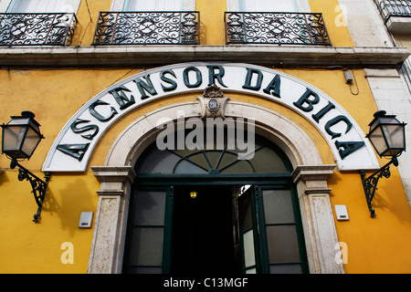 L'ascensor da Bica (Bica Funiculaire) à Lisbonne, Portugal. Banque D'Images