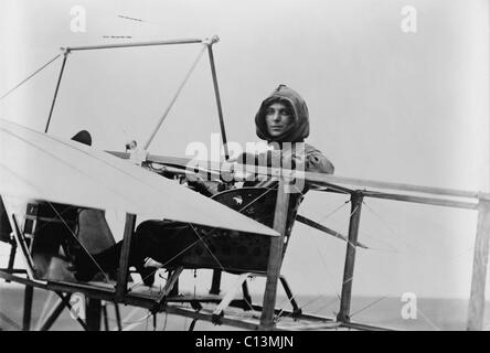 Harriet Quimby 1875-1912 dans le monoplan Moisant dans laquelle elle a appris à voler. En 1911, elle est devenue la première femme à obtenir une licence de pilote aux États-Unis et a été la première femme à traverser la Manche le 16 avril 1912. Elle est morte dans un accident d'avion en juillet 1912. LC-USZ62-15070 Banque D'Images