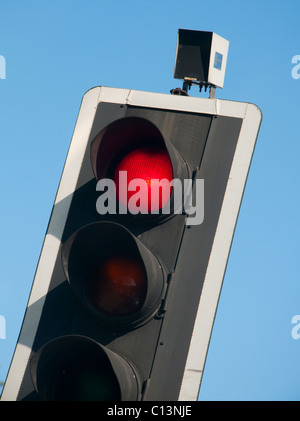 Près d'un feu de circulation standard UK, couleur rouge pour s'arrêter. Banque D'Images