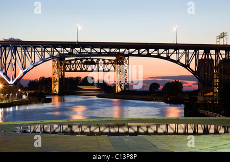 USA, Ohio, Cleveland, pont sur la rivière Banque D'Images