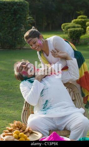 Femme célébrer Holi avec son père Banque D'Images