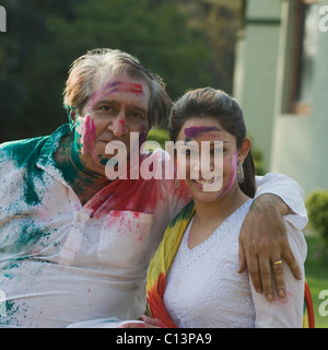 Portrait d'une femme célébrer Holi avec son père Banque D'Images