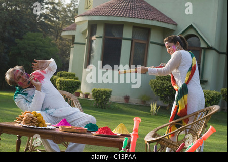 Femme célébrer Holi avec son père Banque D'Images