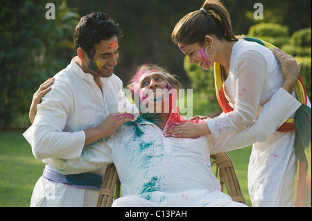 Family celebrating Holi Banque D'Images