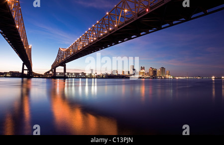 États-unis, Louisiane, Nouvelle Orléans, pont à péage sur la rivière Mississipi au coucher du soleil Banque D'Images