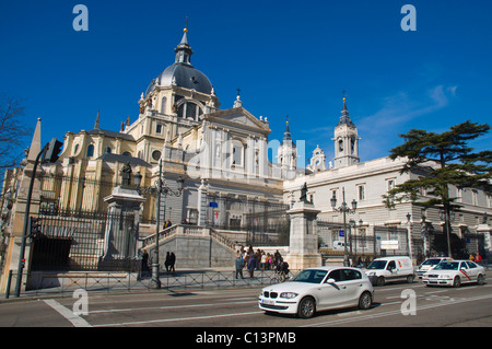 La circulation sur la rue de Bailén street en face de Catedral de la Almudena Madrid Espagne Europe centrale... Banque D'Images