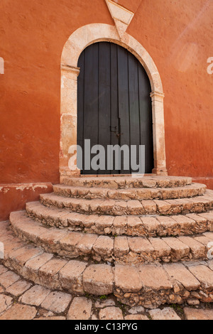 Les marches de pierre semi-circulaire menant à l'entrée principale. Une église de l'ordre de San Francisco, construit en 1779. Banque D'Images