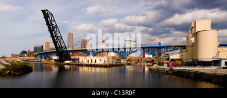 USA, Ohio, Cleveland, pont sur la rivière Cuyahoga Banque D'Images