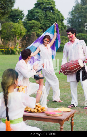 Les amis de célébrer Holi Banque D'Images