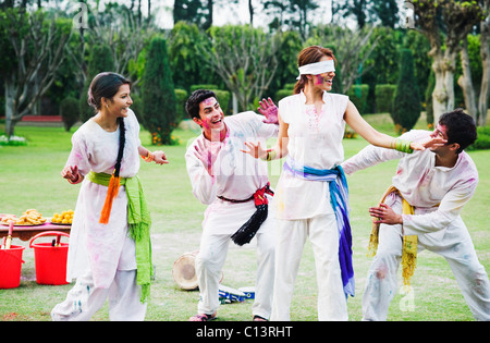 Les amis de célébrer Holi Banque D'Images