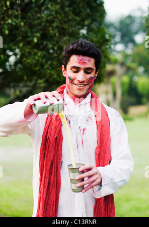 Man celebrating Holi Banque D'Images