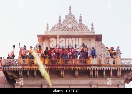 Les gens célébrant Holi festival dans un temple, Barsana, Uttar Pradesh, Inde Banque D'Images