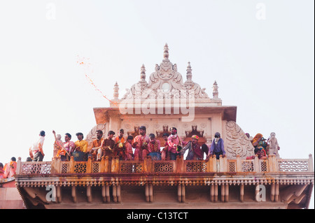 Les gens célébrant Holi festival dans un temple, Barsana, Uttar Pradesh, Inde Banque D'Images