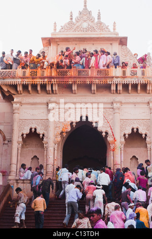 Les gens célébrant Holi festival dans un temple, Barsana, Uttar Pradesh, Inde Banque D'Images