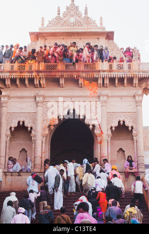 Les gens célébrant Holi festival dans un temple, Barsana, Uttar Pradesh, Inde Banque D'Images