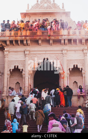 Les gens célébrant Holi festival dans un temple, Barsana, Uttar Pradesh, Inde Banque D'Images