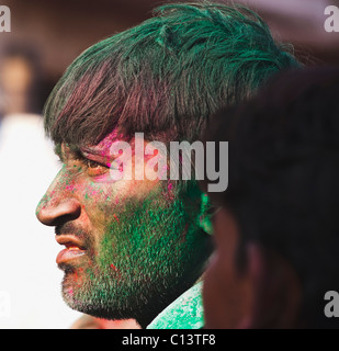 L'homme couvert de poudre de peinture lors du festival Holi, Barsana, Uttar Pradesh, Inde Banque D'Images