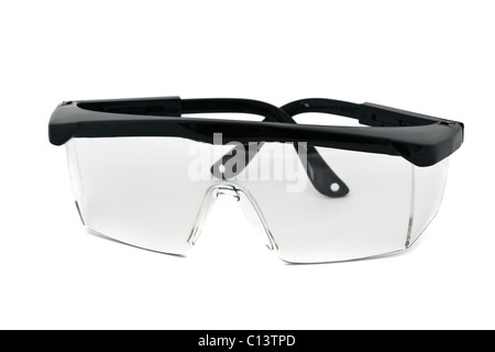Studio nature morte. Lunettes de sécurité en plastique pour la protection des yeux découper sur un arrière-plan uni, blanc en close-up Banque D'Images