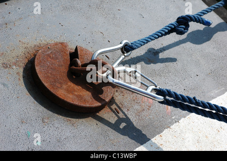 Close-up of mooring bollard avec corde bleu à marina Banque D'Images