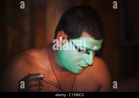 L'homme l'application de maquillage pour le Kathakali performance, Kochi, Kerala, Inde Banque D'Images