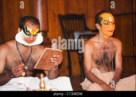 Les hommes se préparer aux performances de Kathakali, Kochi, Kerala, Inde Banque D'Images