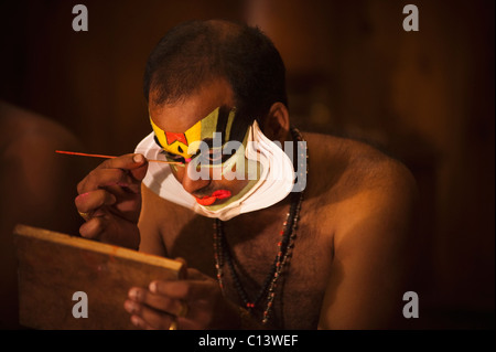 L'homme l'application de maquillage pour le Kathakali performance, Kochi, Kerala, Inde Banque D'Images