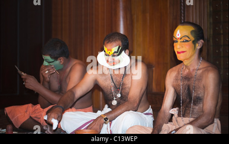 Les hommes se préparer aux performances de Kathakali, Kochi, Kerala, Inde Banque D'Images