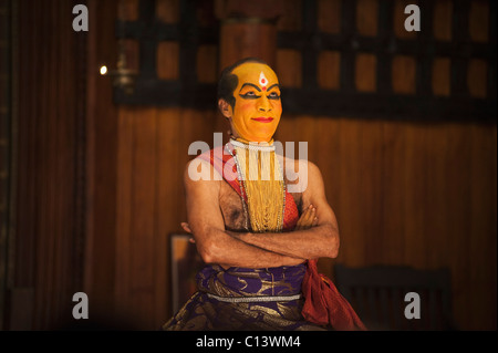 L'homme préparation à la performance, Kathakali Kochi, Kerala, Inde Banque D'Images