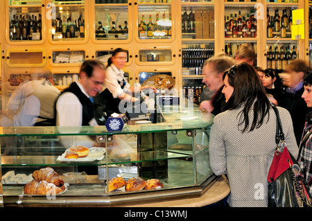 Portugal, Lisbonne : les gens qui achètent les gâteaux à la crème typique "Pastel de Belém" dans l'Antiga Confetaria de Belem Banque D'Images