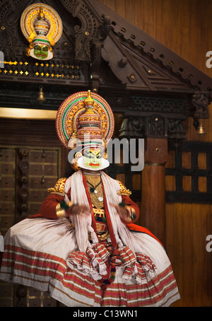 Man performing danse Kathakali, Kochi, Kerala, Inde Banque D'Images