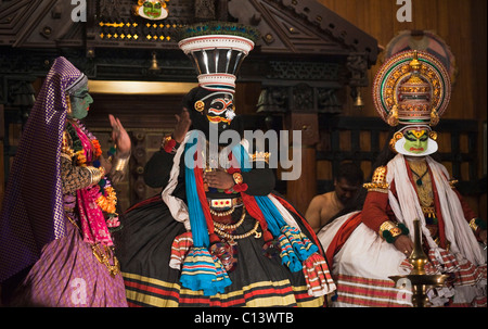 Trois personnes effectuant la danse Kathakali, Kochi, Kerala, Inde Banque D'Images