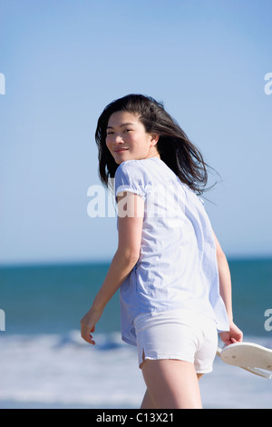 États-unis, Californie, Point Reyes, jeune femme autour de mer Banque D'Images