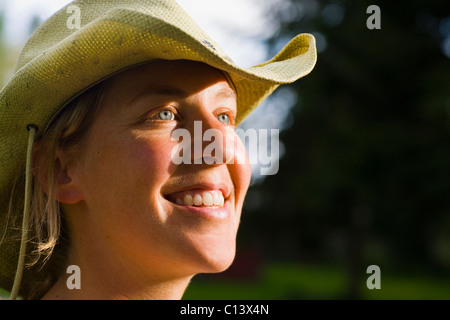 Young woman wearing cowboy hat Banque D'Images