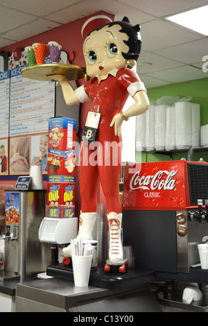 Personnages décorer un comptoir repas dans un florida beach resort glacier et sweek shop. Banque D'Images