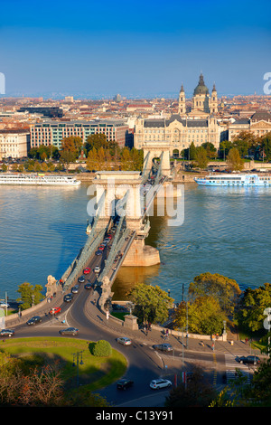 Vue sur le Danube à la lutte antiparasitaire de la colline du Château de Buda, avec le Pont des Chaînes Szecheni Lanchid ( ). Budapest, Hongrie Banque D'Images