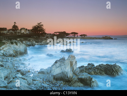 Crépuscule à Lover's Point le long de la côte de Pacific Grove, en Californie. Banque D'Images